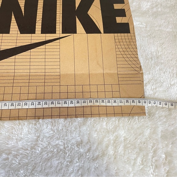 Nike paper gift/ shopping bag. - Picture 5 of 6